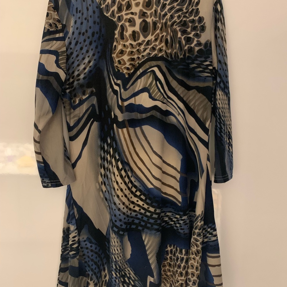 Silky feel, blue print Tunic Top! - Picture 4 of 4